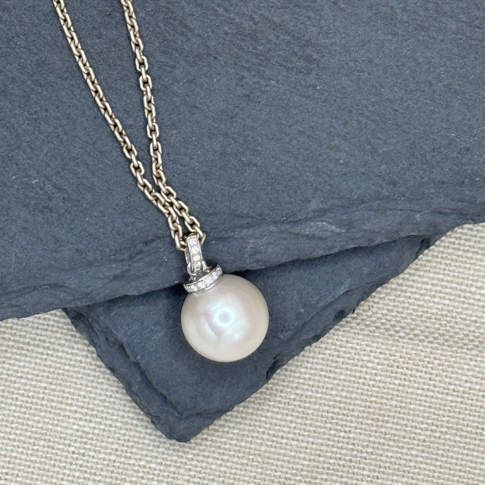 Elegant Silver and White Pearl pendant
